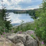 펜션 Mit Wellnessbereich In *